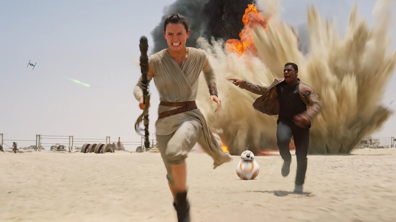 Rey and Finn run from explosions
