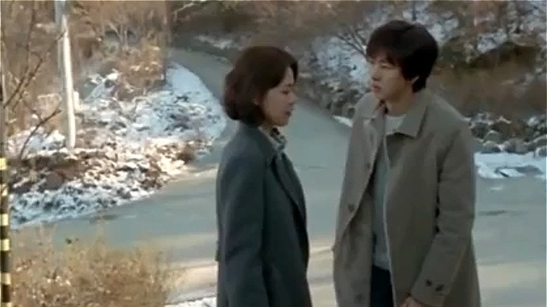 Mun-hee and Seo-hyun talking outside on a snowy day