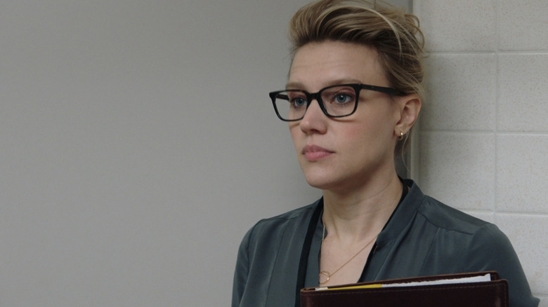 Kate McKinnon wearing glasses in "Bombshell"