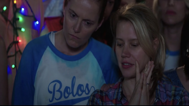 Kate McKinnon whispering to Colleen Werthmann in "Sisters"