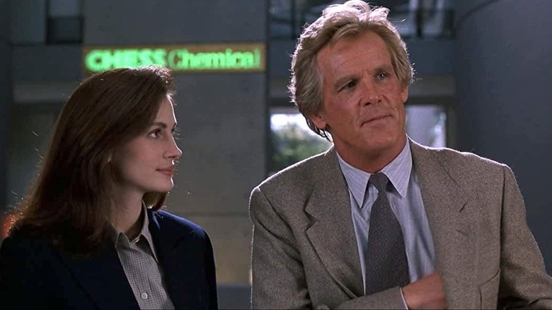 Julia Roberts looks up at Nick Nolte