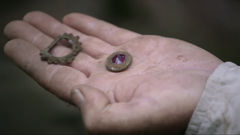 Jeweled brooch in season 5