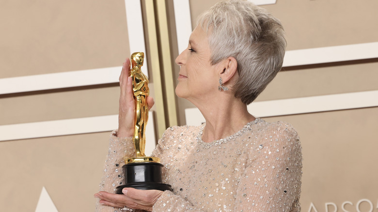 Jamie Lee Curtis holding Oscar