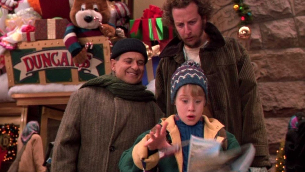 Macaulay Culkin as Kevin McCallister, Joe Pesci as Harry, and Daniel Stern as Marv in Home Alone 2: Lost in New York