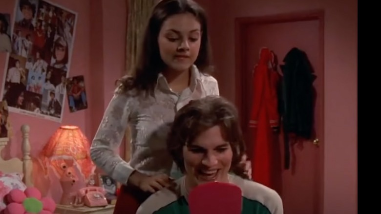 Jackie working on Kelso's looks