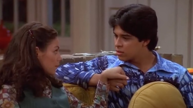 Jackie and Fez holding hands