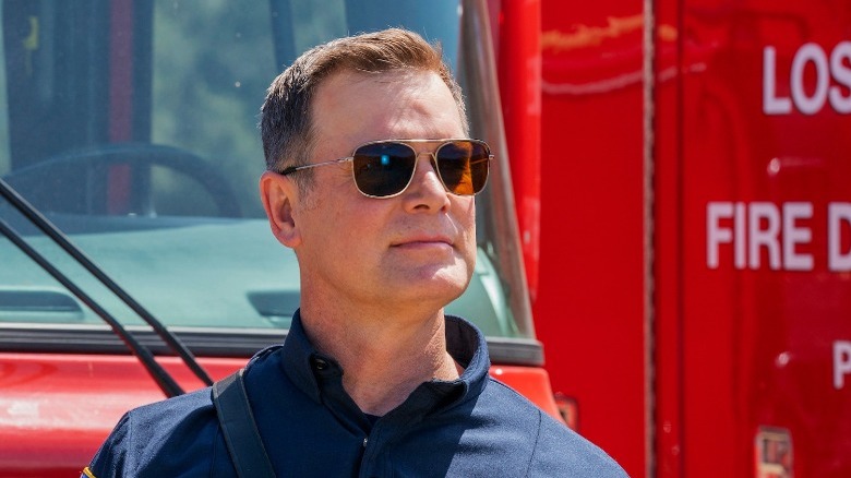 Peter Krause in sunglasses