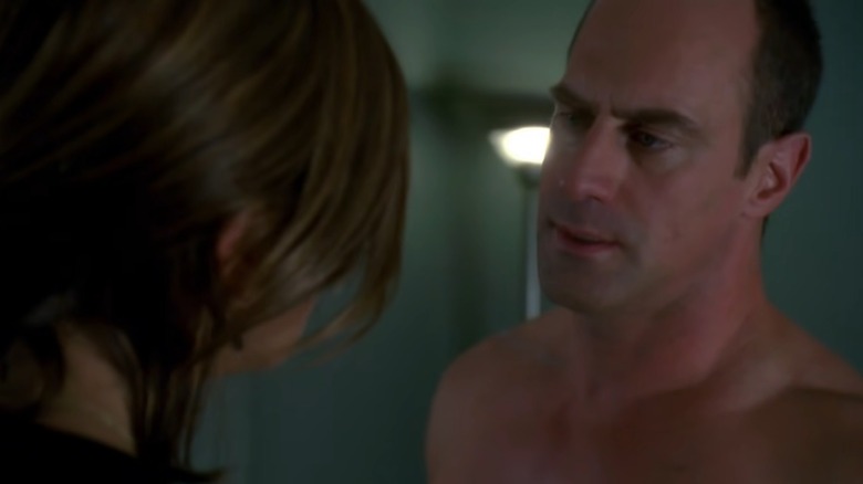 Benson talking to shirtless Stabler