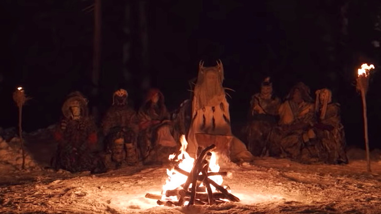 Survivors of a plane crash become a cannibalistic tribe in Yellowjackets