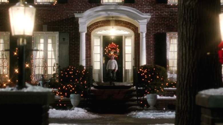 Macaulay Culkin as Kevin McCallister standing in front of his house in Home Alone (1990)