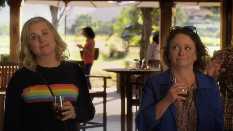 Amy Poehler and Rachel Dratch holding wineglasses