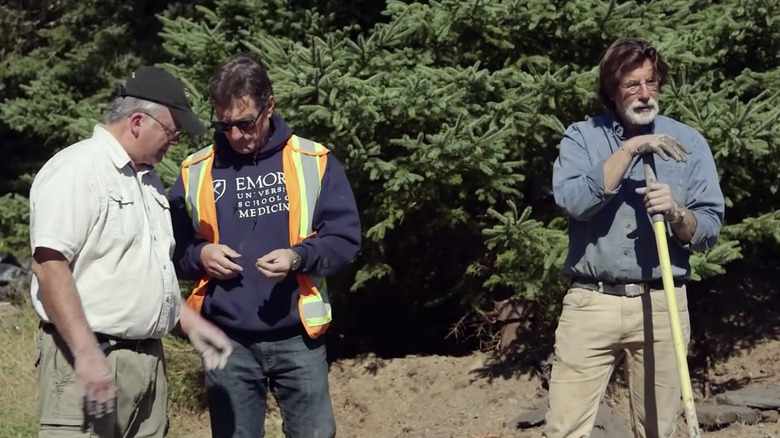 The Laginas digging with Shovels