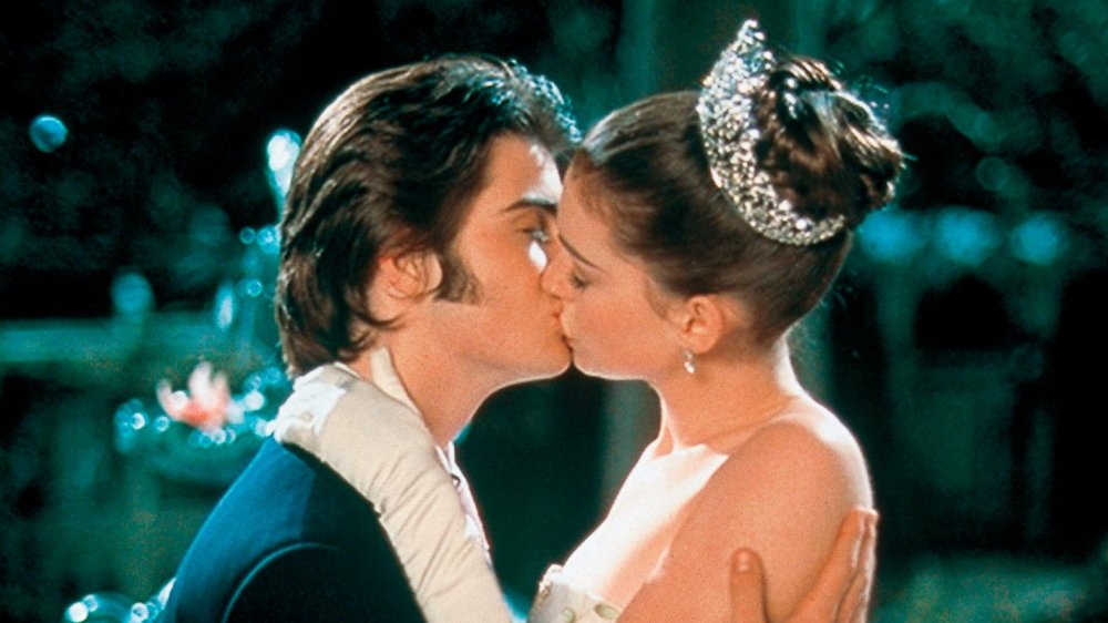 Robert Schwartzman as Michael and Anne Hathaway as Mia in The Princess Diaries