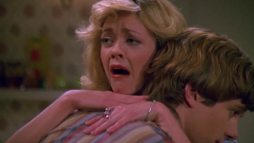 Eric and Kitty Forman hug