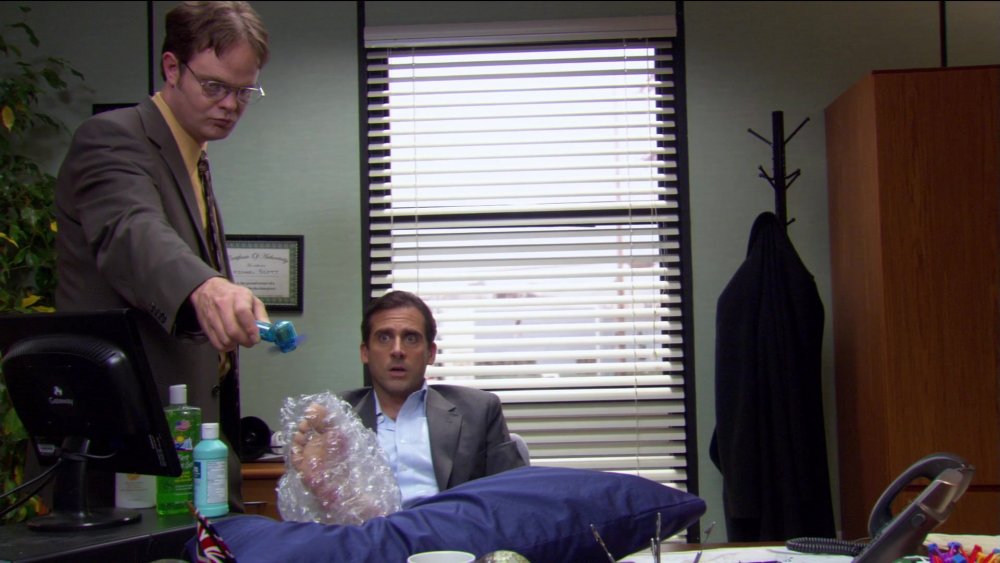 Michael Scott bubble wraps foot