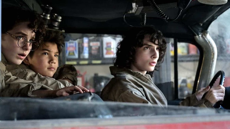 Phoebe and Trevor in Ghostbusters car