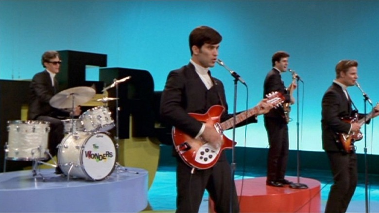 The Wonders perform against a bright blue backdrop in "That Thing You Do!" (1996)