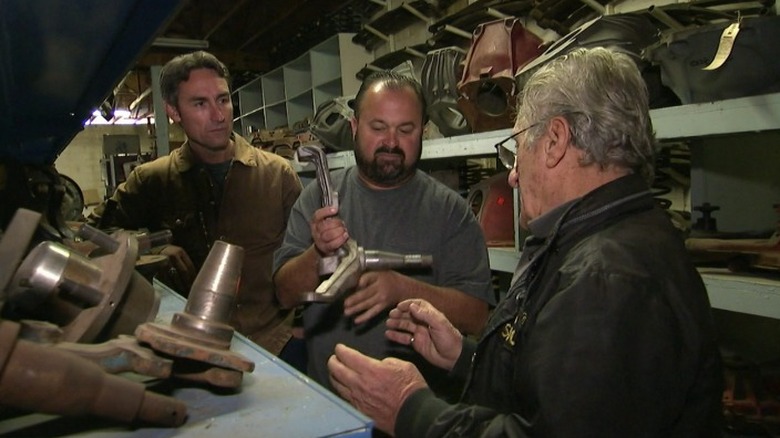 Mike Wolfe, Frank Fritz, Tiger Tom holding spindle