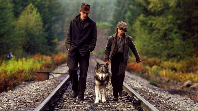 Meredith Salenger and John Cusack walking