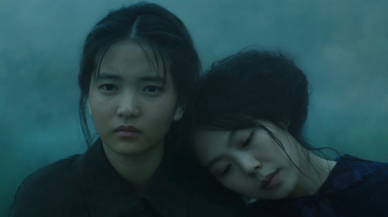 Kim Min-hee rests head on Kim Tae-ri's shoulder