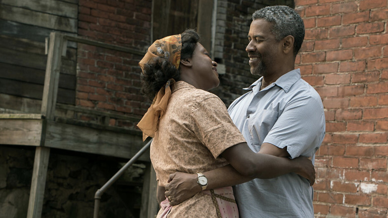 Troy embraces Rose in their backyard in Fences (2016)