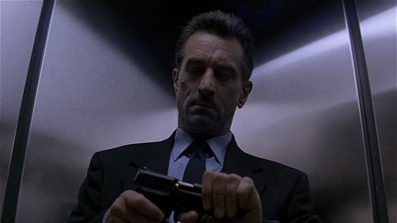 Lt. Hanna loading a gun in elevator in Heat (1995)