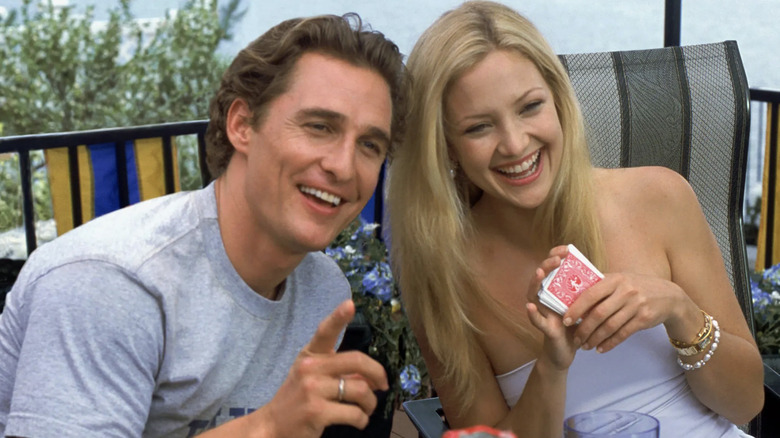 Ben and Andie laugh while playing a card game in How to Lose a Guy in 10 Days (2003)