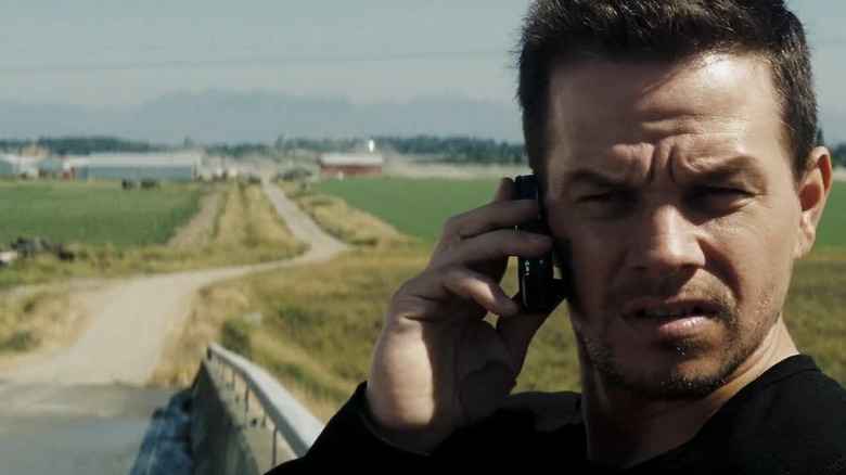 Bob Lee Swagger talks on the phone in Shooter (2007)