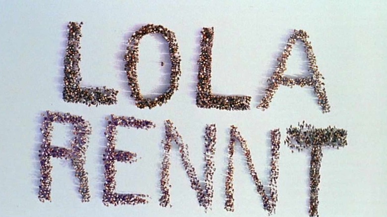 the title LOLA RENNT spelled out in people