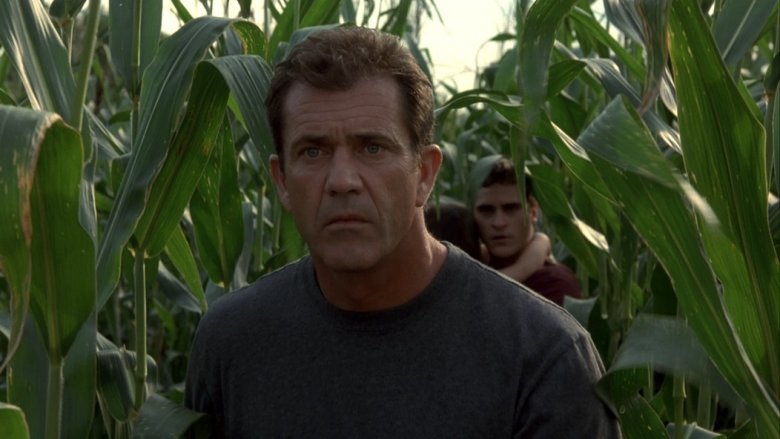 Mel Gibson and Joaquin Phoenix scared in corn field