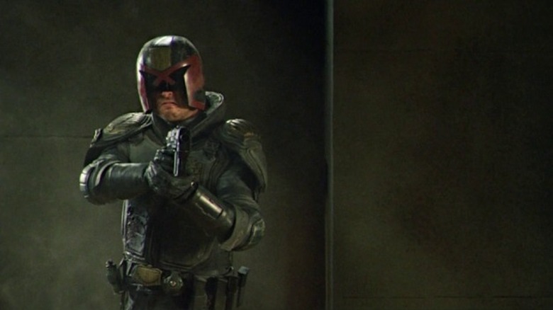 Dredd pointing a gun