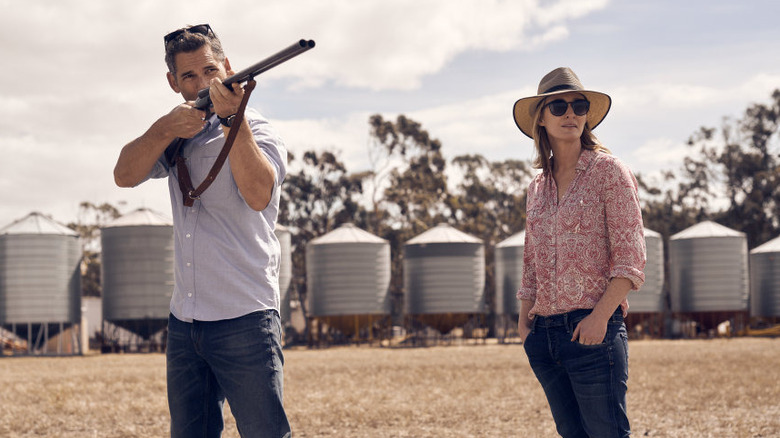 Eric Bana aims gun