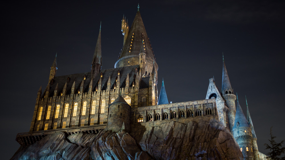 https://www.looper.com/img/gallery/the-best-way-to-experience-the-wizarding-world-of-harry-potter-according-to-fans/intro-1610033697.jpg