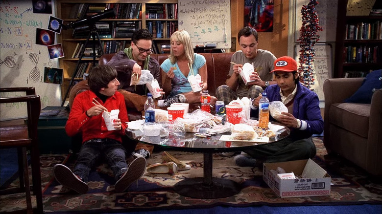 Cast of Big Bang theory eating on couch