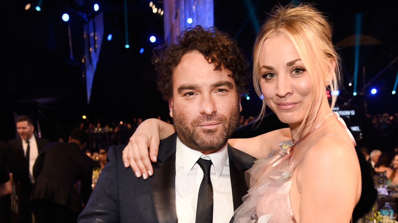 Cuoco and Galecki pose together 