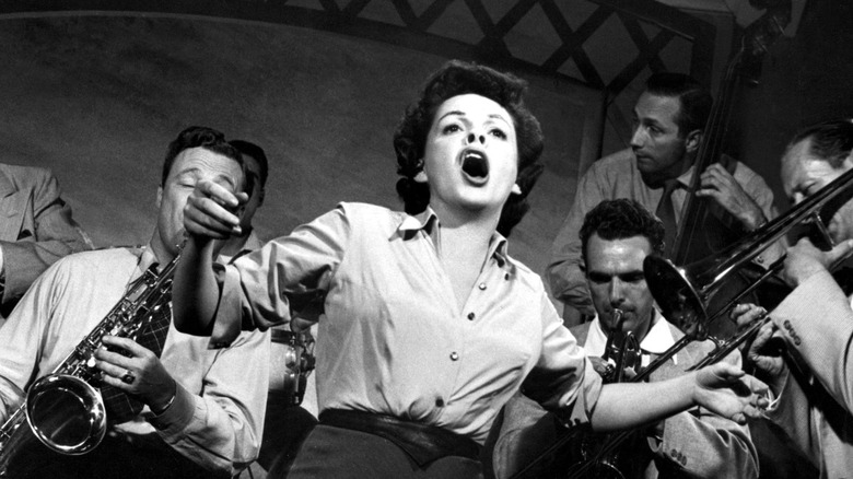 Judy Garland singing with band