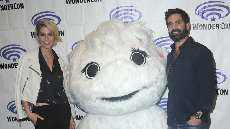 jenna elfman and stephen schneider imaginary mary promo pic at wondercon