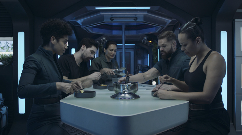 The crew of the Rocinante eats dinner