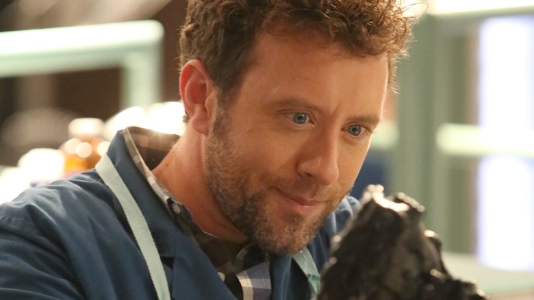 Jack Hodgins inspecting bones