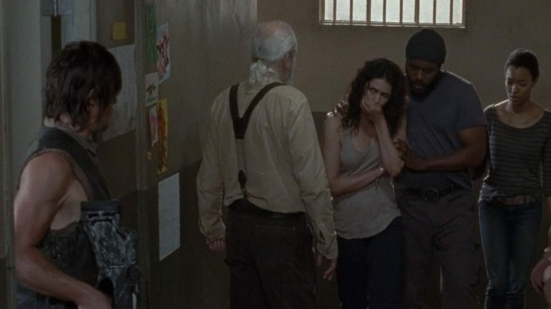 Tyreese helps Karen walk