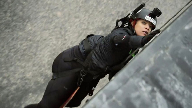 Aneesa hanging from a wall on The Challenge