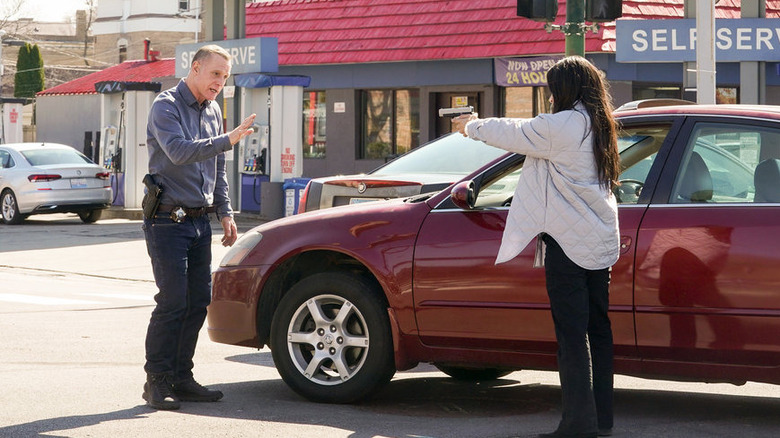 Anna pointing gun at Voight 