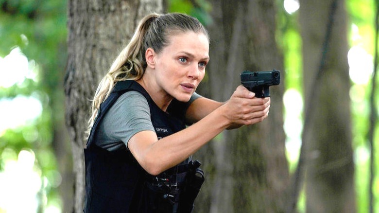 Tracy Spiridakos aiming gun