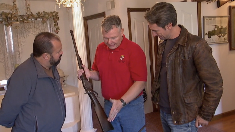 American Pickers inspect Spencer Carbine rifle