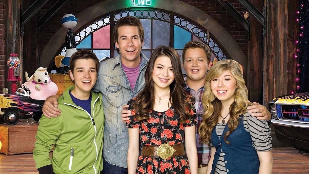 Carly, Sam, Freddie, Spencer, and Gibby smiling together