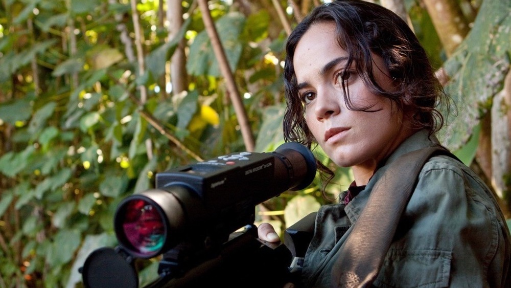 Alice Braga Isabelle sniper rifle