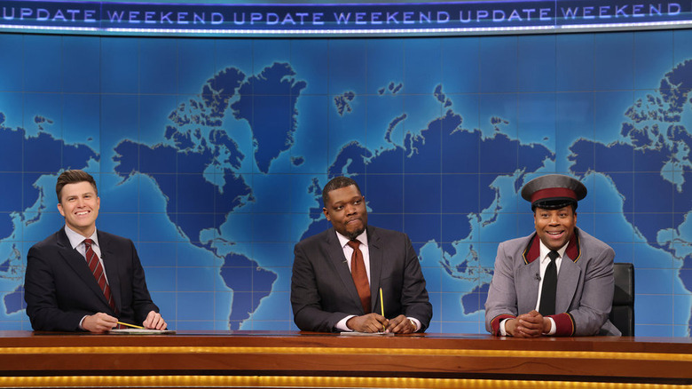 Colin Jost, Michael Che, and Kenan Thompson at desk