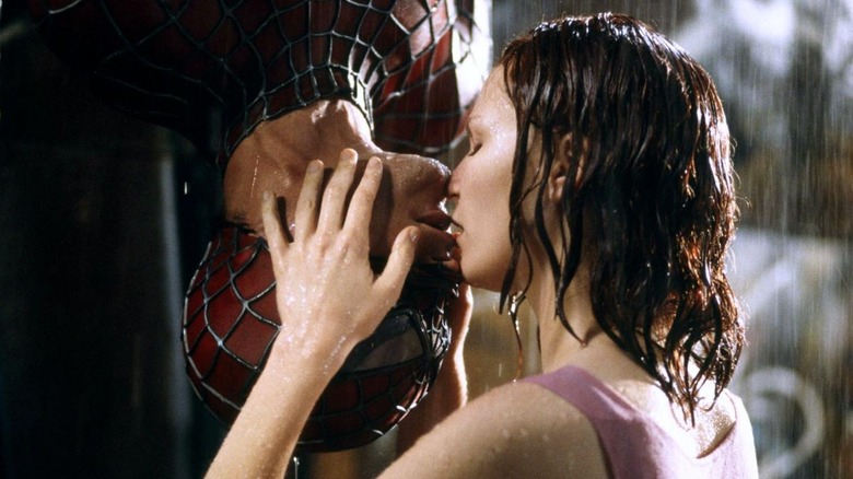 Spider-Man kissing M.J. upside-down in Spider-Man (2002)