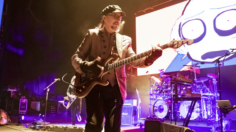 Les Claypool performing