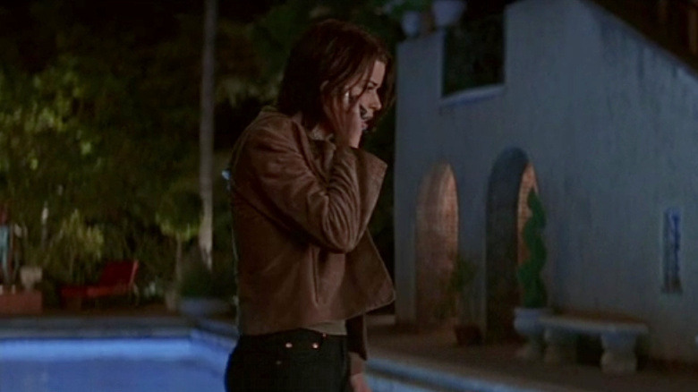 Neve Campbell on phone in Scream 3